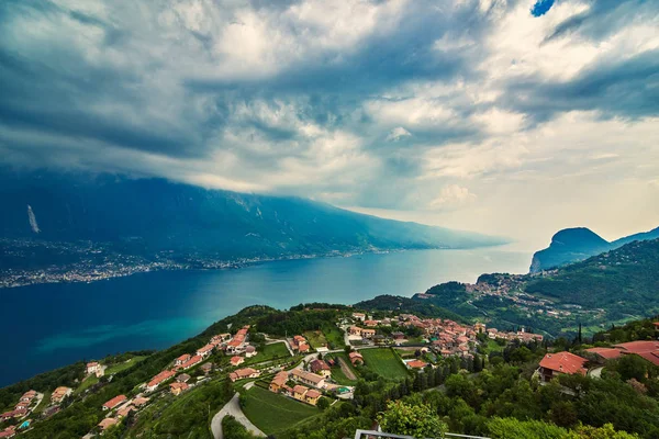 Lake Garda Tremosine, Italy.Panorama bahar bulutlu bir günde ve güçlü bir fırtına dağlarla çevrili muhteşem Garda Gölü üzerinden görünümü