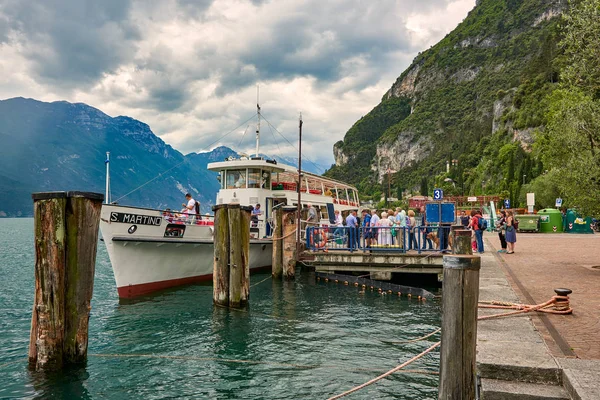 Bir Riva del Garda, Lago di Garda, İtalya - 21 Haziran 2018: turist ziyaret şehir 