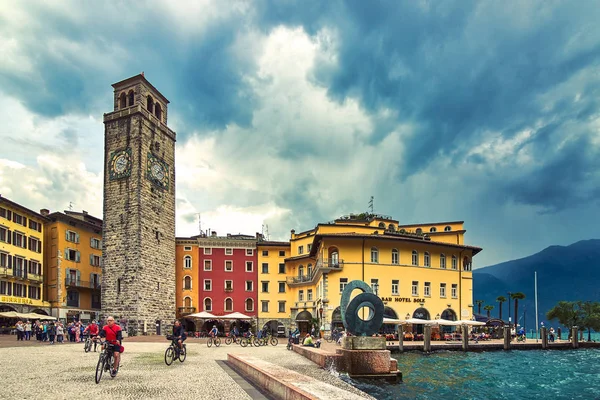 Bir Riva del Garda, Lago di Garda, İtalya - 25 Mayıs 2018:View şehrin güzel Riva del Garda, dağlarda çevrili muhteşem Garda Gölü Panoraması fırtınalı bir günde bahar