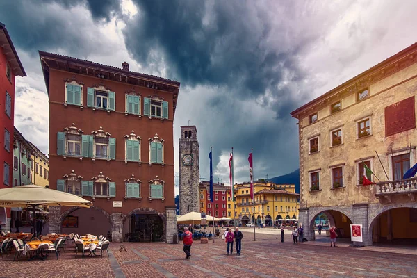 Bir Riva del Garda, Lago di Garda, İtalya - 25 Mayıs 2018:View şehrin güzel Riva del Garda, dağlarda çevrili muhteşem Garda Gölü Panoraması fırtınalı bir günde bahar