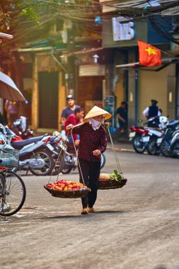 Hanoi, Vietnam-29 Kasım 2014: tanımlanamayan bir market Hanoi city satıcıda. Vietnamca satıcıları sepeti ile. Hayat Vietnam