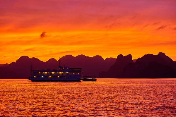 Tourist Junks Halong Bay Vista Panorámica Del Atardecer Halong Bay — Foto de Stock