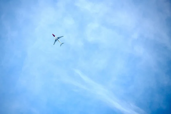 Flugzeug Blauen Himmel — Stockfoto