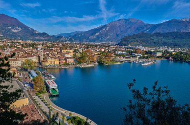 Bir Riva del Garda, Lago di Garda, İtalya - 15 Kasım 2018:View dağlar, Riva del Garda şehir ve Garda Gölü sonbahar zamanlarında, Trentino Alto Adige bölgesinin çevrili güzel Lake Garda
