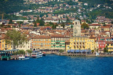 Bir Riva del Garda, Lago di Garda, İtalya - 3 Ekim 2018:View Riva del Garda bağlantı noktası ve güzel Riva del Garda şehir, Garda Gölü yaz aylarında, İtalya