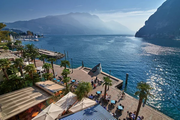 Bir Riva del Garda, Lago di Garda, İtalya - 18 Ekim 2018:View Riva del Garda bağlantı noktası ve güzel Riva del Garda şehir, Garda Gölü sonbahar zamanla, İtalya