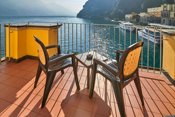 Pohled Okna Pokoje Obklopené Horami Létě Přístav Riva Del Garda — Stock fotografie