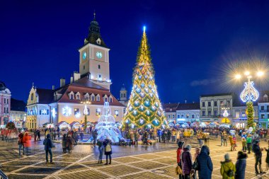 Brasov, Romanya-10 Aralık 2014:Christmas ağaç eski şehir merkezi Brasov kar yağıyordu bir gecede, tarihi kent merkezine ve Konseyi kare panoramik görünüm