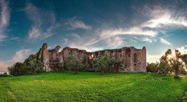 Catullus mağarasını Sirmione'da, Garda Gölü 1 yüzyılın sonunda inşa edilmiş bir Roma villa kalıntıları verilen ad olduğunu