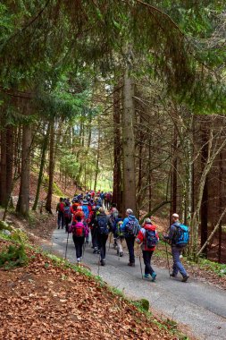 Tenno, İtalya -02 Nisan 2017: bir grup insan Tenno Lake, İtalya yakınındaki mountais trekking