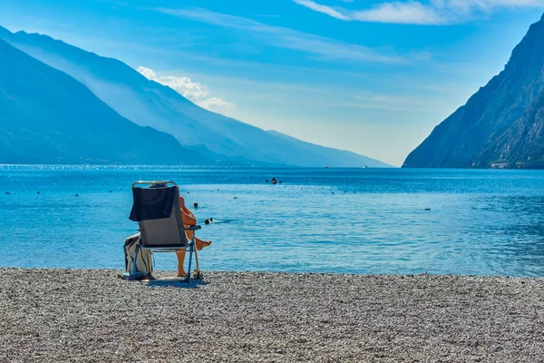 Pessoas Sentadas Praia Espreguiçadeira Admirando Lago Garda Verão Vista Belo — Fotografia de Stock