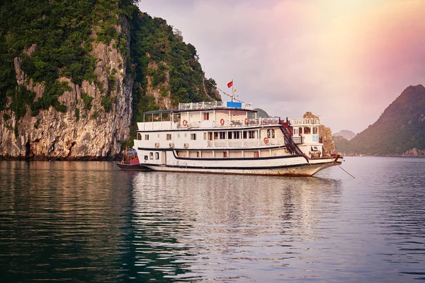 Halong Bay Boats Sunset Long Bay Scenic View Hanoi Vietnam Royalty Free Stock Photos