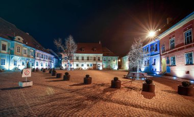 Şehir Meydanı Sighisoara, Sighisoara tarihi merkezi, Transilvanya bölge Romanya'da Sighisoara, Romanya -07 Febroary 2016:Night görünümünü