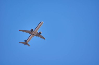 Uçak gökyüzünde, uçak