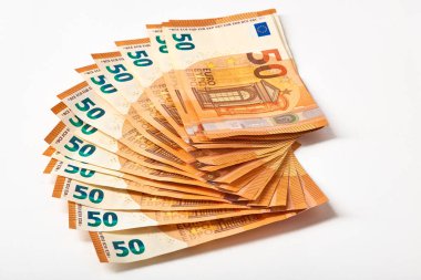 Euro para banka. Euro faturaları kadar beyaz arka plan üzerinde yuvarlandı. Yüz ve 50 Euro faturaları