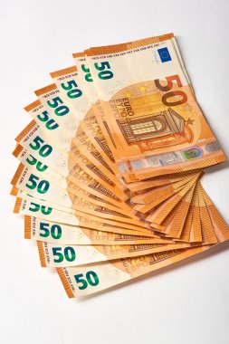 Euro para banka. Euro faturaları kadar beyaz arka plan üzerinde yuvarlandı. Yüz ve 50 Euro faturaları