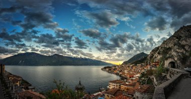 Bir Limone sul Garda, Lake Garda, İtalya için Lombardy,Italy.tourist hedef üzerinde küçük bir kasaba panoramik görünüm
