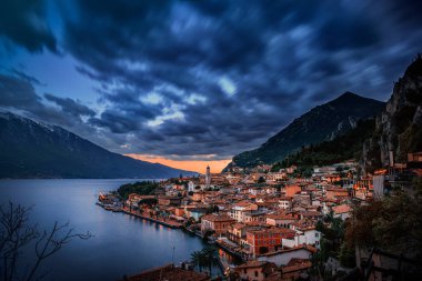 Bir Limone sul Garda, Lake Garda, İtalya için Lombardy,Italy.tourist hedef üzerinde küçük bir kasaba panoramik görünüm