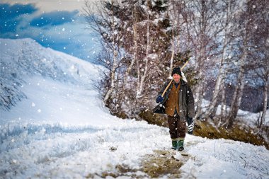 Kepek, Romanya-31 Ocak 2015: yaşlı adam kim kış aylarında çalışma alanı Bran, Moeciu, Romania