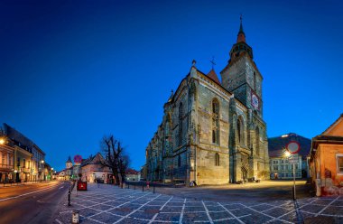 Brasov, Romanya - 17 Mart 2015: gece görüntü Siyah Kilisesi Brasov eski şehrin Transilvanya, Romanya
