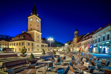 Brasov, Romanya - 17 Mart 2015:Night görüntü eski şehir ve Belediye Meydanı Brasov.Panoramic görünüm Brasov eski şehrin Transylvania'da, Romani Ortaçağ Konseyi binasının