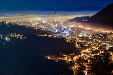 Transilvanya şehirde Brasov bakarak bir genç adam. Romanya. Panoramik kent ve Tampa Dağı