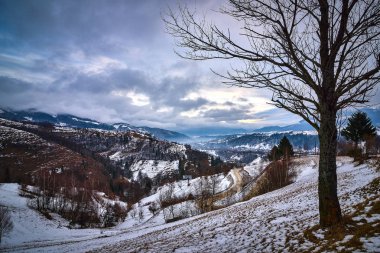 Romen kış manzara Carphatians Mountain.The kırsal kış manzara kepek alanında, Moeciu, Romania
