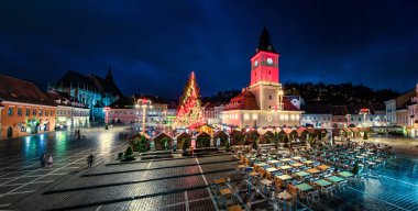 Brasov, Romanya - 12 Aralık 2016:Christmas ağaç Brasov City, Noel ağacı dekore edilmiş ve geleneksel kış pazarda eski kent merkezi, Romanya