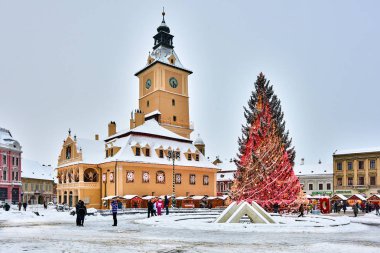 Brasov, Romanya - 6 Ocak 2017:Christmas ağaç Brasov City, Noel ağacı dekore edilmiş ve geleneksel kış pazarda eski kent merkezi, Romanya