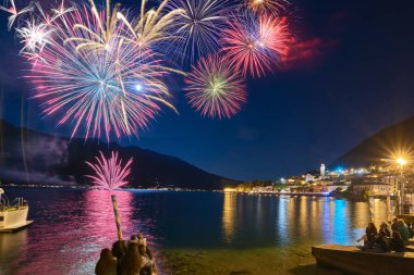 Bir Limone sul Garda, Lago di Garda, İtalya - 03 Eylül 2017: güzel havai fişek Grda Gölü, İtalya, parlak renkli havai fişek kutlamaları için