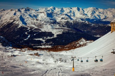 Madonna Di Campiglio, İtalya-21 Kasım 2014: Kayak Merkezi Madonna di Campiglio.Panoramic peyzaj Dolomit Alplerin Madonna di Campiglio için. İtalya