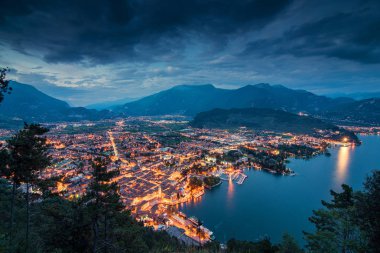 Güzel Garda Gölü manzarası. Bir Riva del Garda şehir ve Garda Gölü gece, İtalya