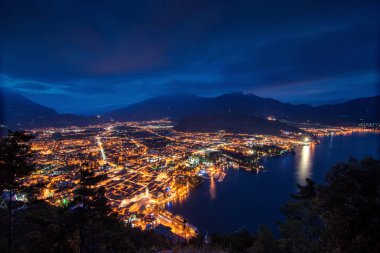 Güzel Garda Gölü manzarası. Bir Riva del Garda şehir ve Garda Gölü gece, İtalya