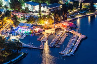 Bir Riva del Garda, Lago di Garda, İtalya - 07 Temmuz 2017: güzel Lake Garda görünümünü. Bir Riva del Garda şehir ve Garda Gölü gece, İtalya