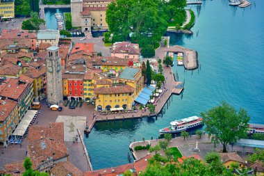 Güzel Garda Gölü manzarası. Bir Riva del Garda şehir ve Garda Gölü yaz aylarında, İtalya