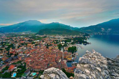 Riva del Garda, Lago di Garda, İtalya - 07 Haziran 2016:View güzel Lake Garda. Bir Riva del Garda şehir ve Garda Gölü yaz aylarında, İtalya