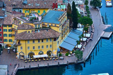 Riva del Garda, Lago di Garda, İtalya - 07 Haziran 2016:View güzel Lake Garda. Bir Riva del Garda şehir ve Garda Gölü yaz aylarında, İtalya