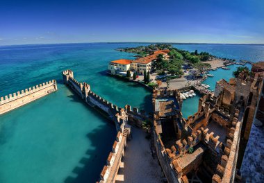 Garda Gölü, Lombardiya, İtalya Yarımadası üzerinde tarihi kent Sirmione panoramik havadan görünümü