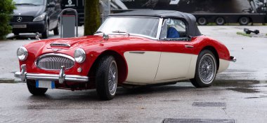 Bir Riva del Garda, Lago di Garda, İtalya - 28 Nisan 2014: An Austin Healey 3000 Mk III park etmiş bir park, Austin Healey 3000 Mk III 1963 üretiminde 1967 ve 150 Hp motor