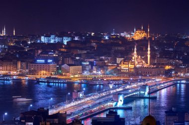 Gece, Galata Köprüsü ön plan, ve Ayasofya ve Sultanahmet Camii ile Istanbul 'un eski şehir