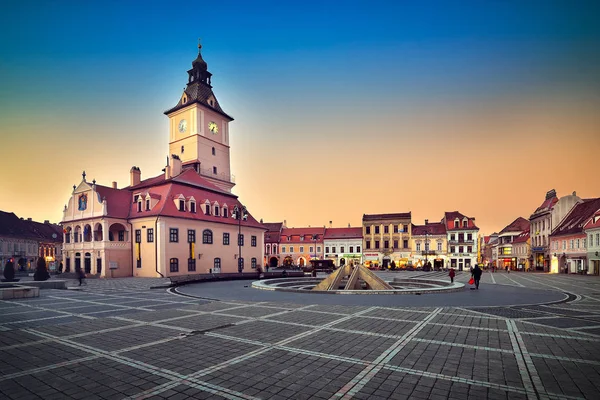 Brasov, Romanya - 17 Mart 2015:Night görüntü eski şehir ve Belediye Meydanı Brasov.Panoramic görünüm Brasov eski şehrin Transylvania'da, Romani Ortaçağ Konseyi binasının