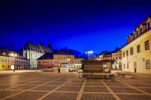 ブラショフ ルーマニア 古い町の 2015 Night 画像とトランシルヴァニア ロマーニのブラショフ旧市街の中世の市庁舎の市庁舎広場の Brasov Panoramic ビュー — ストック写真