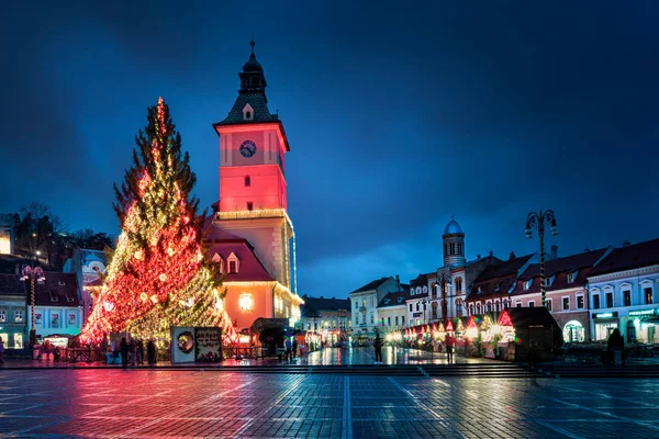 ブラショフ ルーマニアのブラショフ市 飾られたクリスマス ツリーの 2016 Christmas 木と古いタウン センター ルーマニアの伝統的な冬の市場 — ストック写真