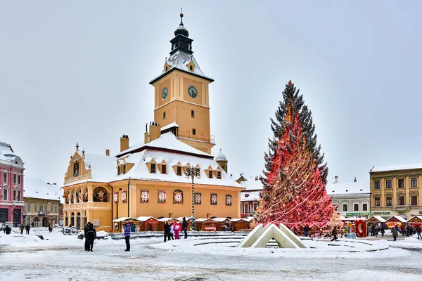 Brasov, Romanya - 6 Ocak 2017:Christmas ağaç Brasov City, Noel ağacı dekore edilmiş ve geleneksel kış pazarda eski kent merkezi, Romanya