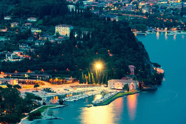 Veduta Notturna Della Bellissima Città Riva Del Garda Del Lago — Foto Stock