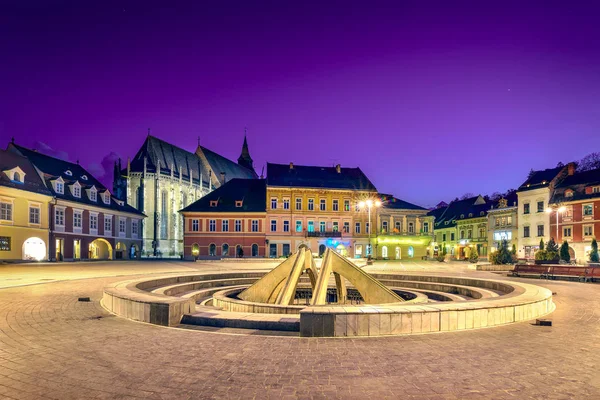 旧市街とトランシルヴァニア ルーマニアのブラショフ旧市街の市庁舎広場の Brasov Panoramic ビューの夜のイメージ — ストック写真