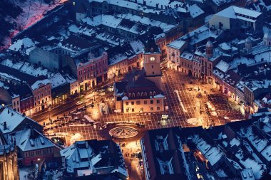 Brasov, Transilvanya. Romanya. Panoramik kent ve Belediye Meydanı, hava alacakaranlık cityscape şehrin Brasov, Romanya