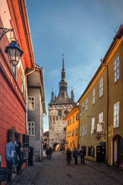 Sighisoara, Romanya -07 Febroary 2016: Sighisoara Ortaçağ şehir. Drakula'nın evi ve Romanya'da gece zaman, Sighisoara tarihi merkezi, Transilvanya bölgesinde Saat Kulesi