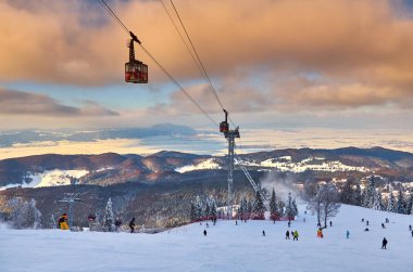 Poiana Brasov, Romanya -12 Ocak 2013: kablo araba Poiana Brasov kayak merkezinde, kayakçılar ve Snowboard düşkünleri tadını kayak yamaçlarına Poiana Brasov kış resort whit ormanlarda kaplı karda