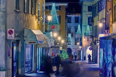 Bir Riva del Garda, Lago di Garda, İtalya - 19 Kasım 2018:Christmas ışıklar şehir merkezi ve Riva del Garda Street, gece, İtalya tarafından güzel bir Riva del Garda şehir görünümünü süsleyen